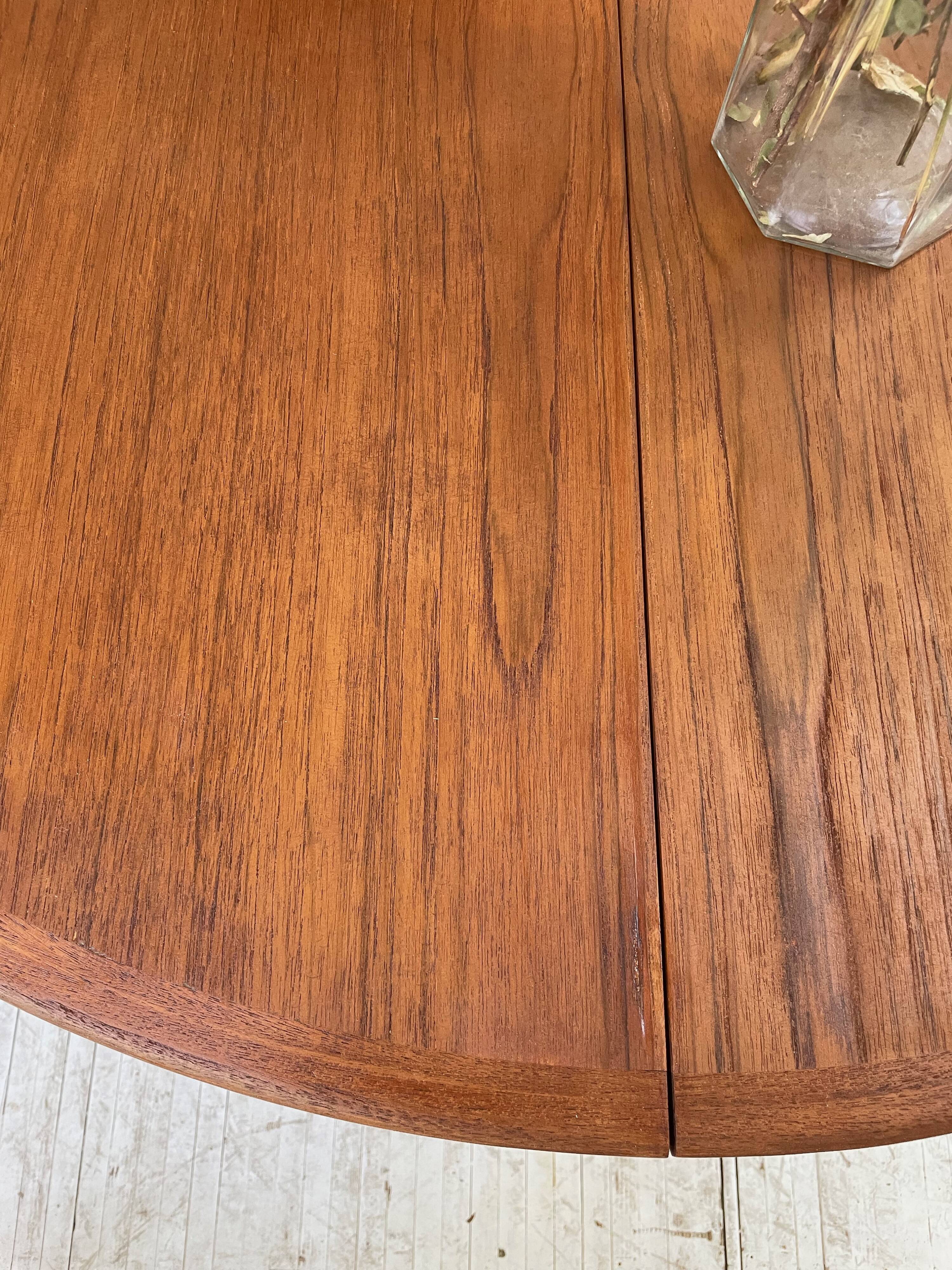 Round table 120-230 cm scandinavian samcom arne hovmand olsen