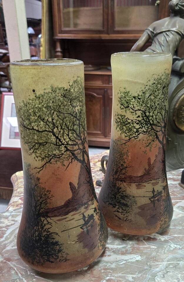 Paire de vases en verre émaillé, à décor finement peint