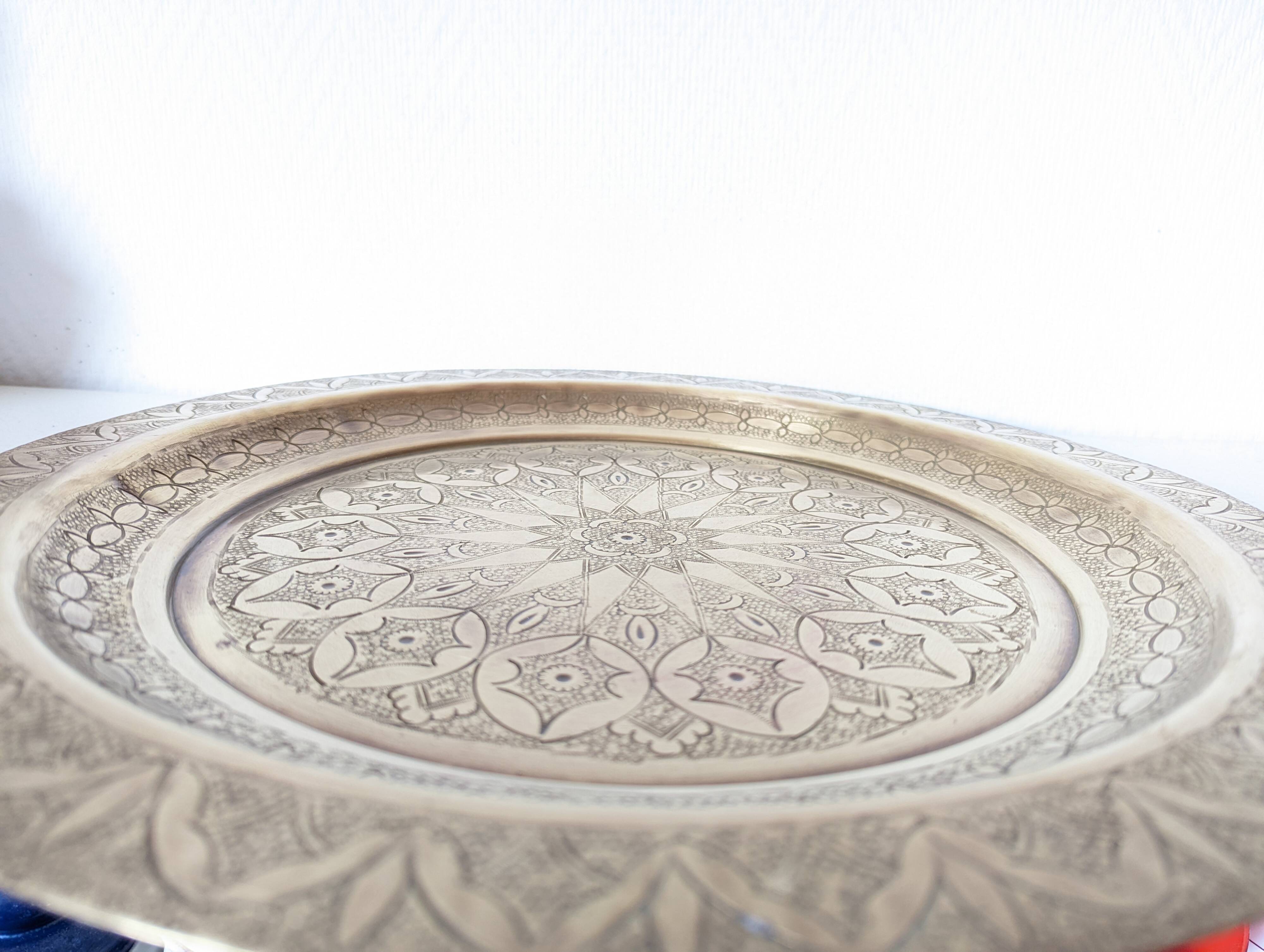 Plateau marocain gravé rond métal doré , cuivre jaune