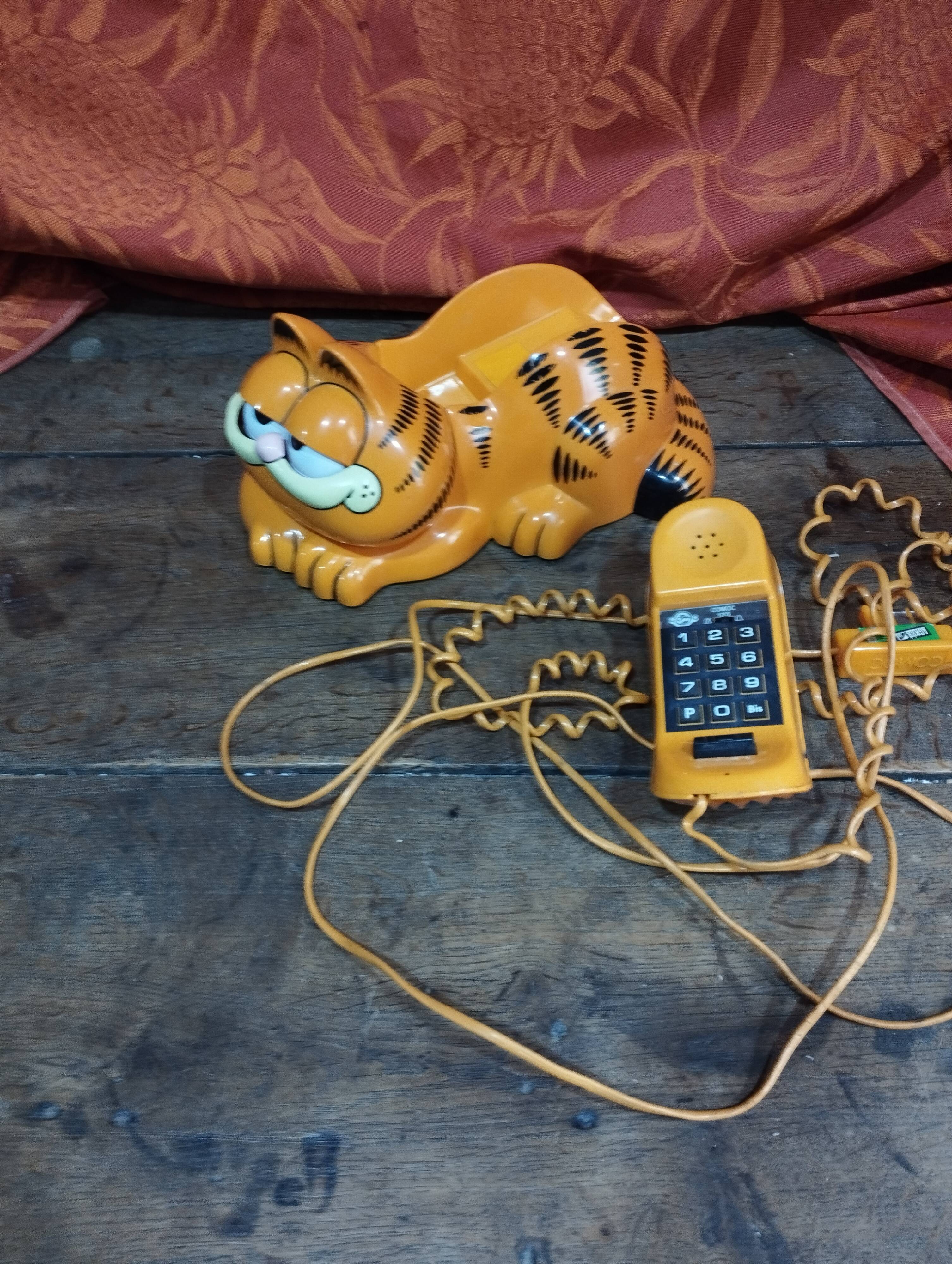Vintage: 1981 Garfield Phone with Eyes That Open and Close