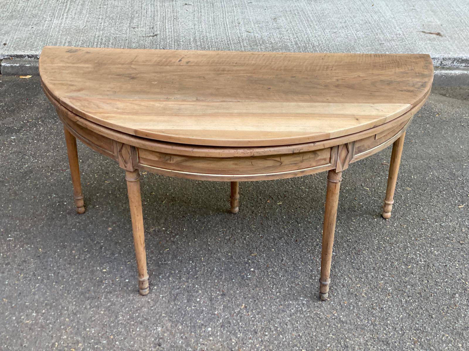 Louis XVI console dining table, extendable, renovated walnut from the 18th century.