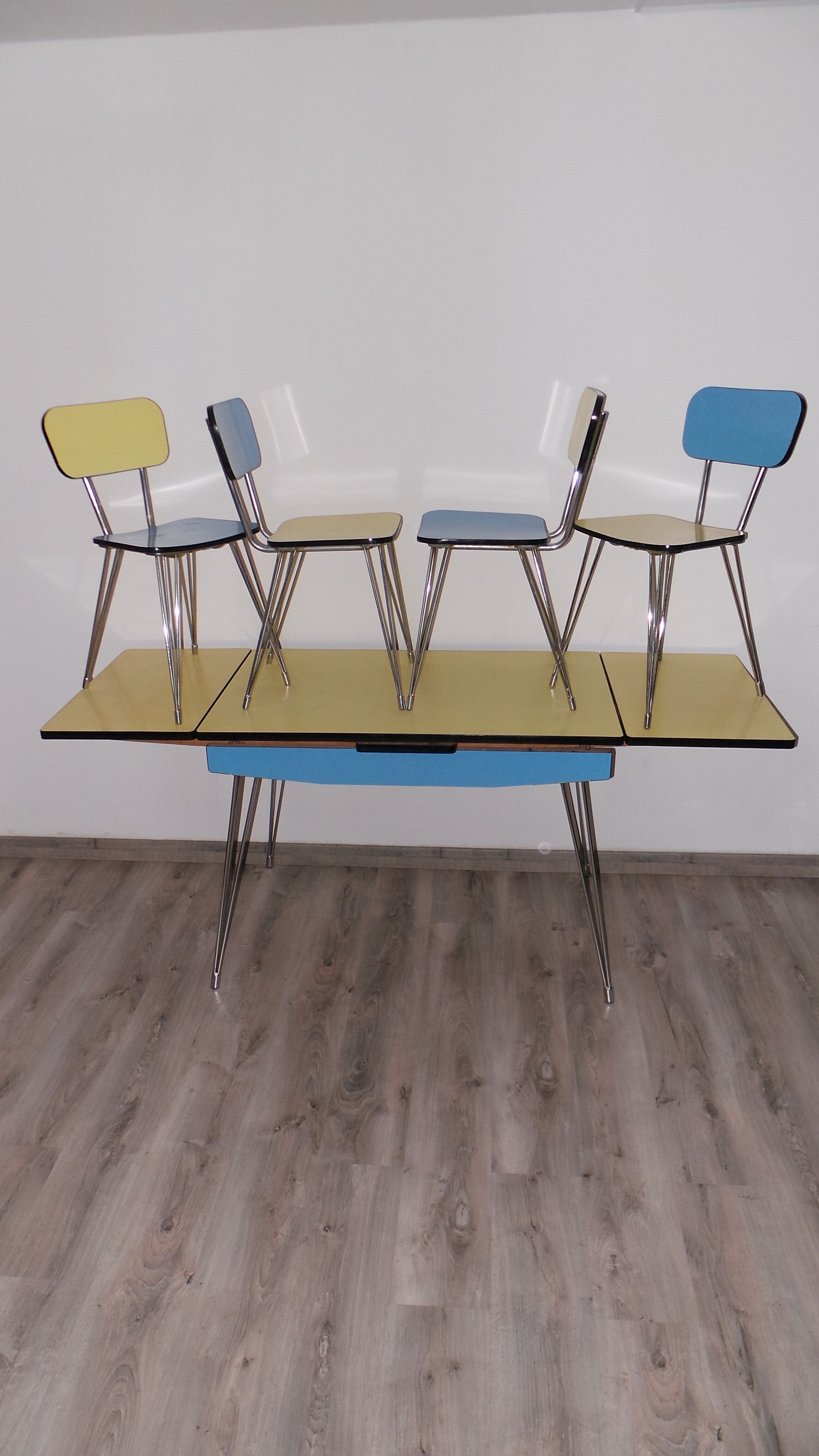Table et 4 chaises en formica avec pieds eiffels vintage Sif