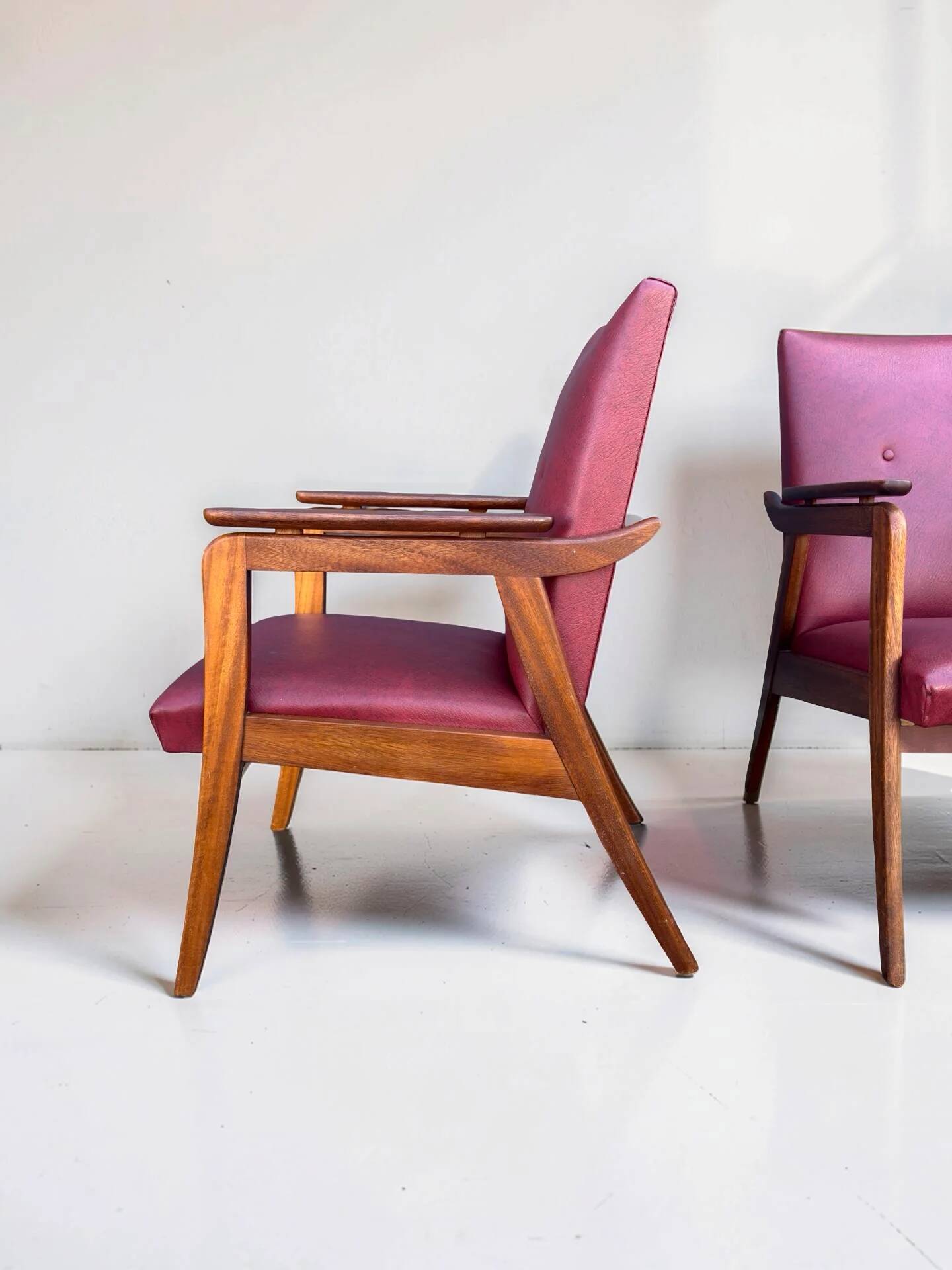 Vintage design armchair set – red skai and teak (1960s)