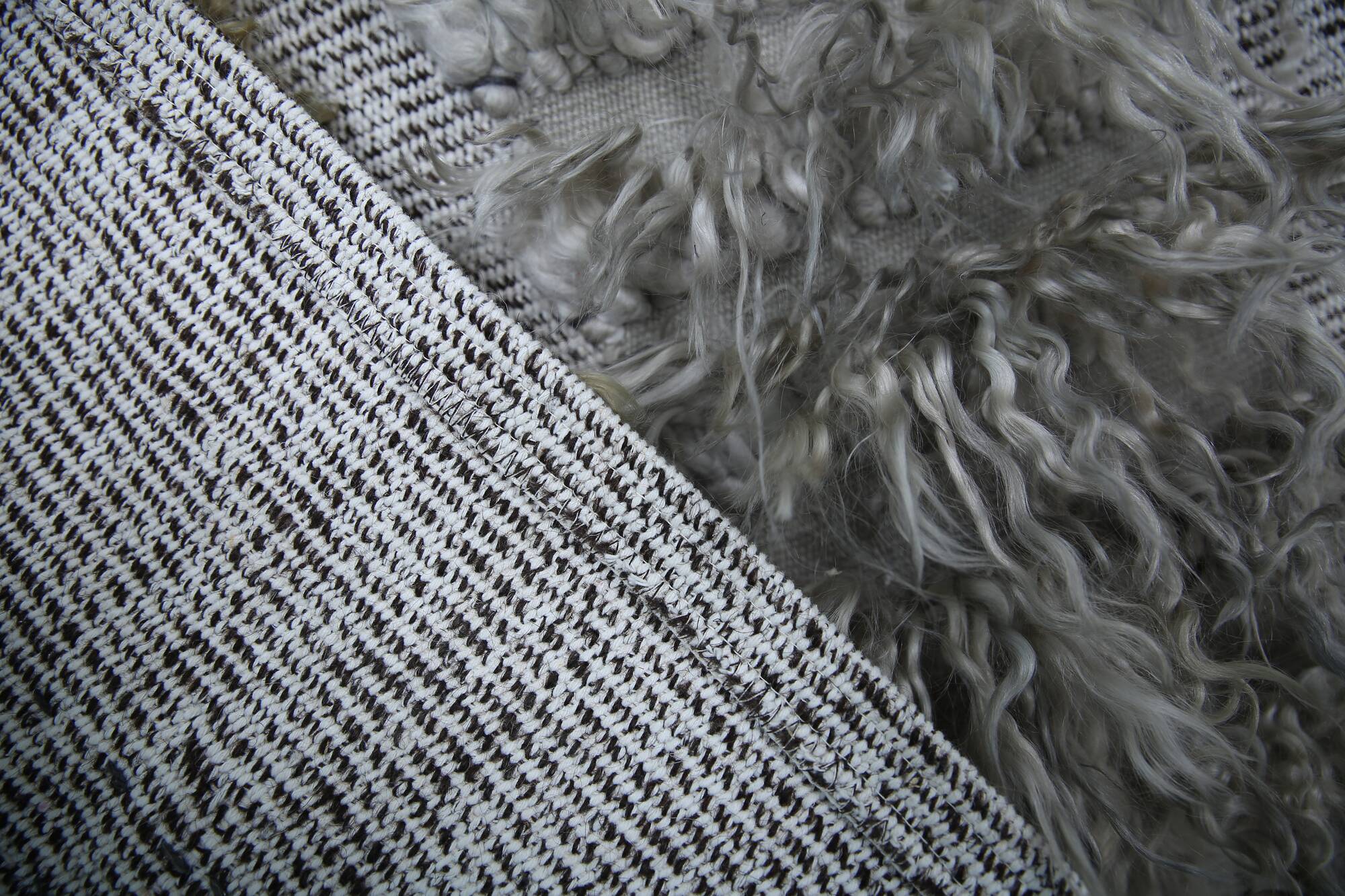 Tapis Mural Vintage Texturé en Laine Naturelle – Tons Gris & Crème, 90x98