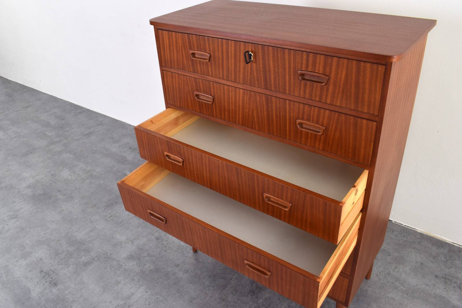 Commode en teck danois des années 1960.
