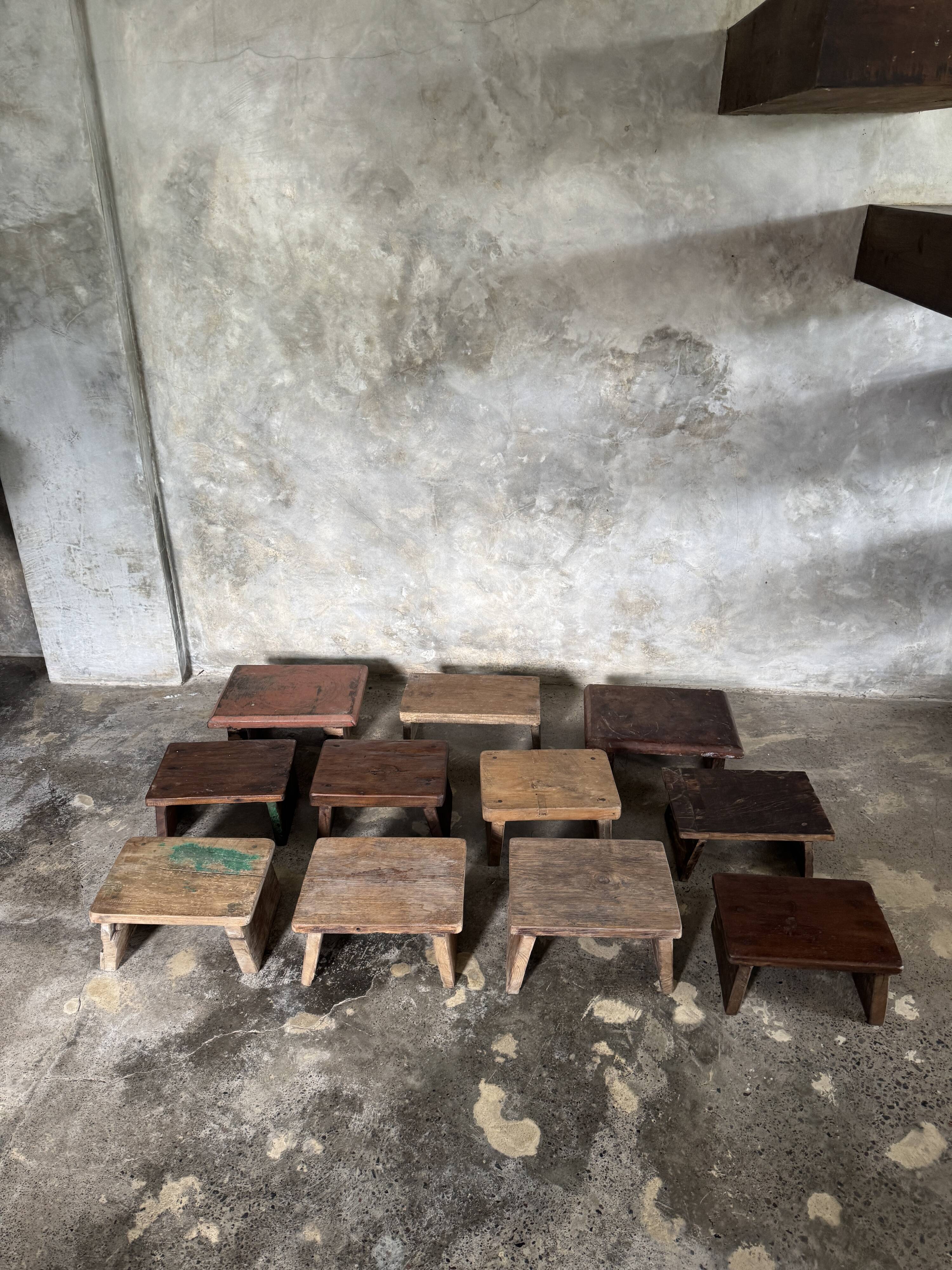 Tabouret d'appoint en teck upcyclé, traces de chromie verte