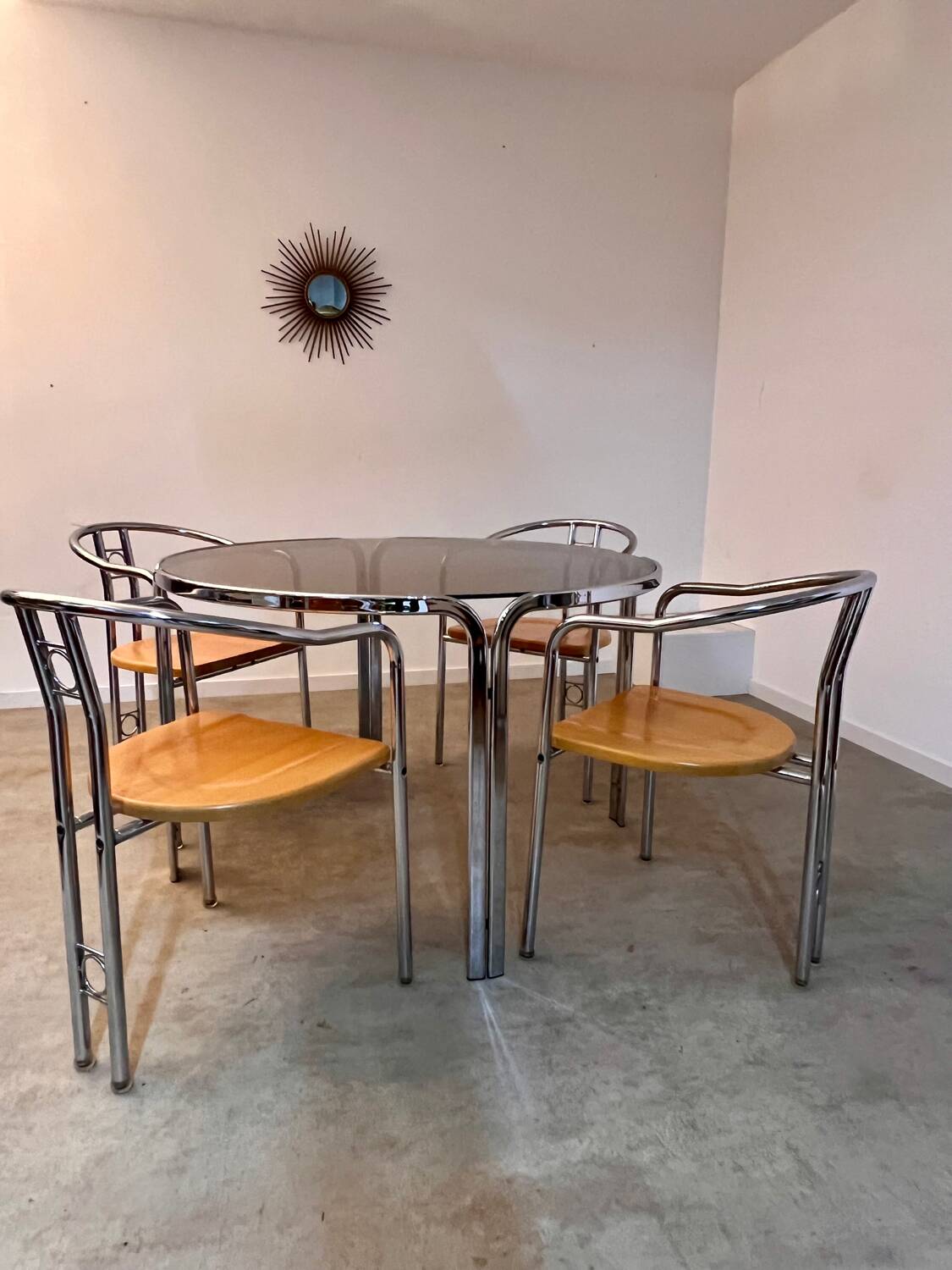 Table ronde vintage tubulaire en métal et verre fumé design année 70