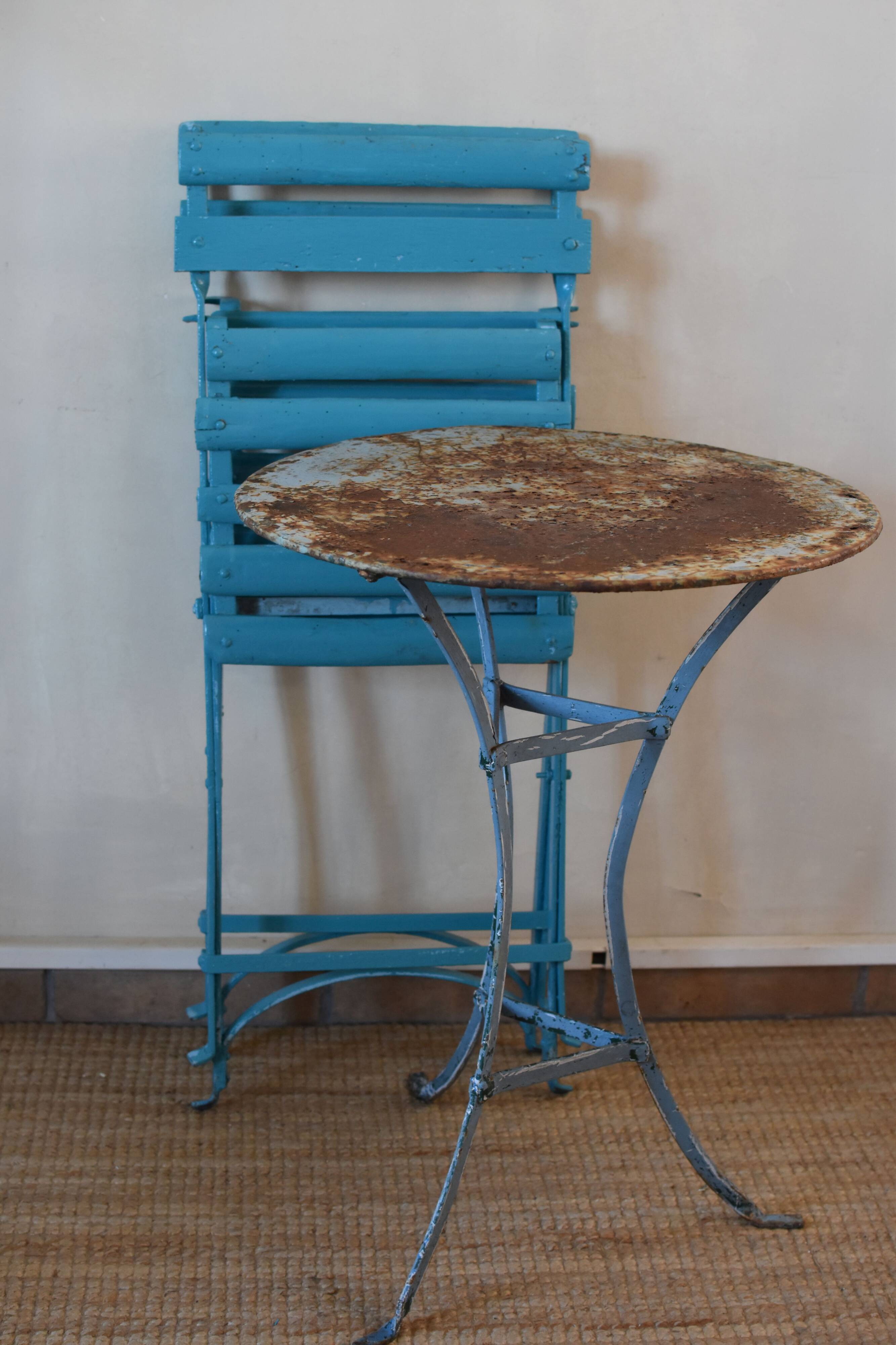 Guéridon métal et 2 chaises pliables