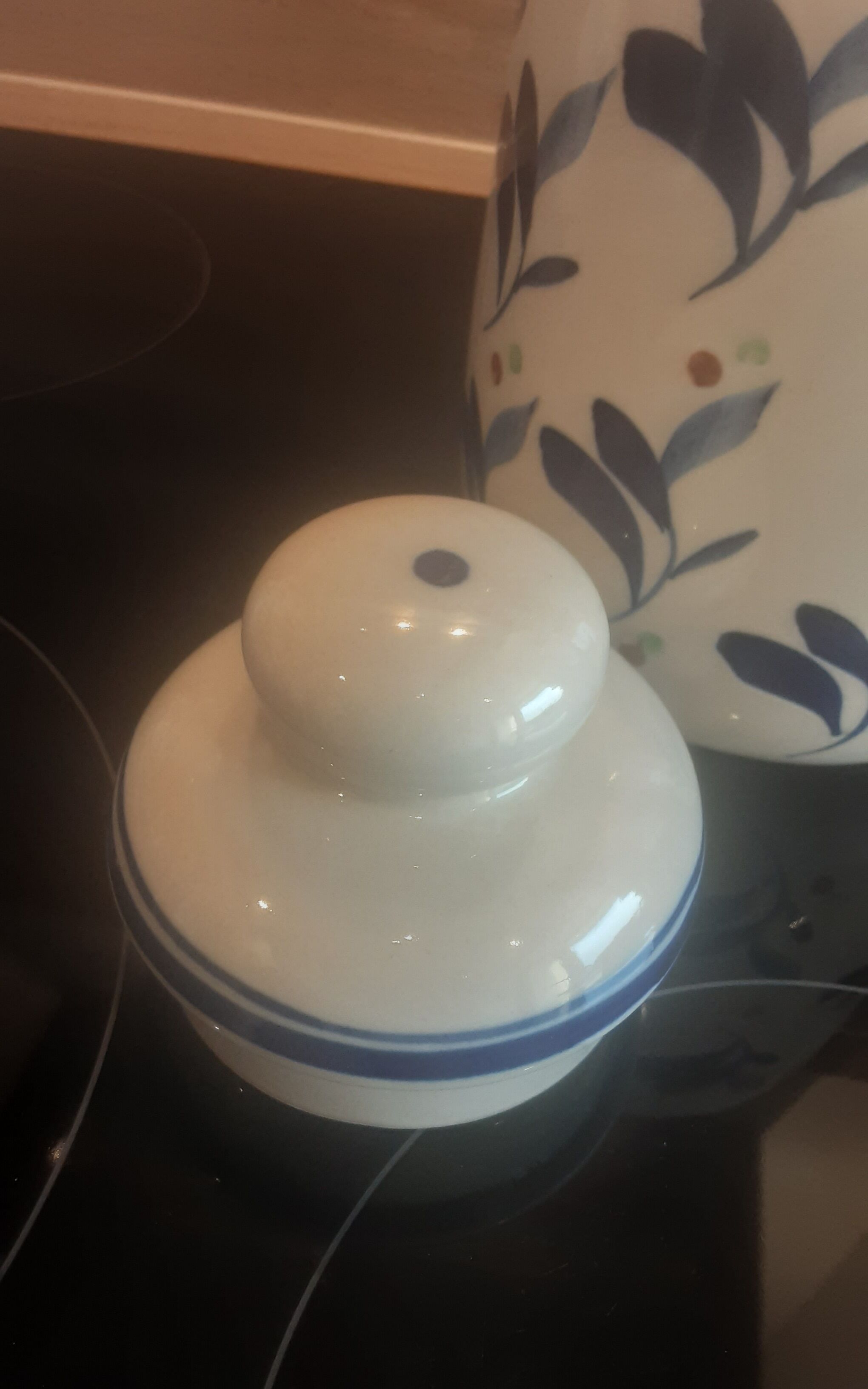 Lot decanter and cracked earthenware pot