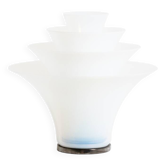 Lampe « pétales » en verre opalescent blanc et bleuté. 21e siècle.