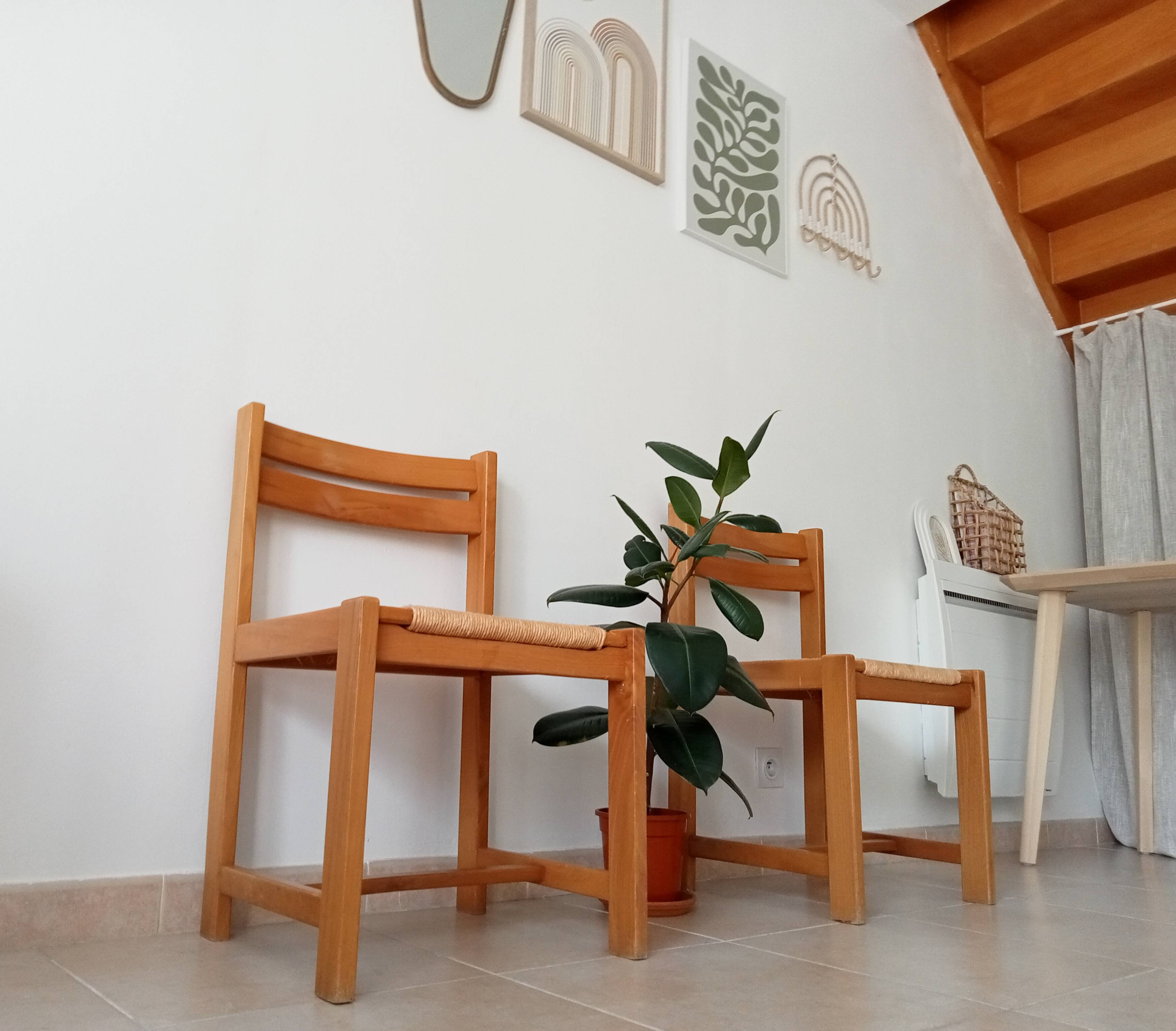 Set of 2 vintage chairs in solid elm and rush in the style of Regain/Asserbo.