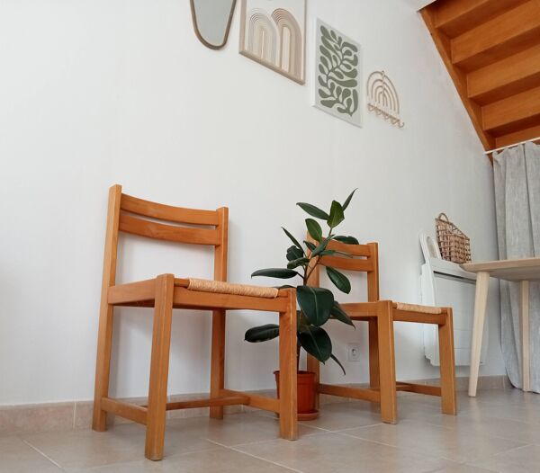Lot de 2 chaises vintage en Orme massif et jonc dans le goût Regain/Asserbo