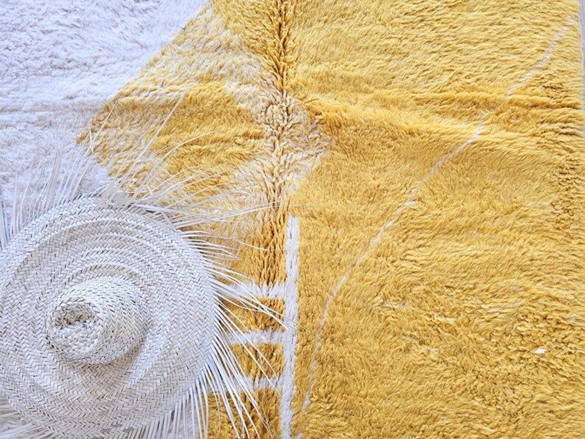 Handcrafted Berber rug in pure natural wool, size 160 x 240 cm