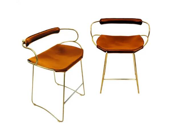 Pair of Hug bar stools in tobacco colour and brass metal.
