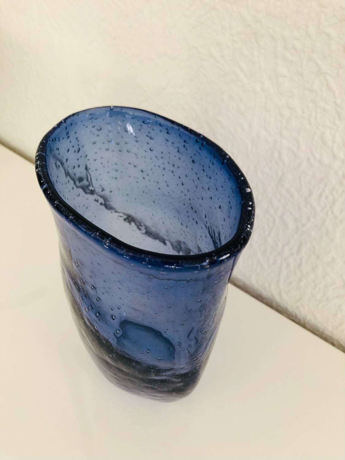 Vase en verre soufflé bleu à bulles, forme libre–Murano circa 1970