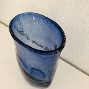 Vase en verre soufflé bleu à bulles, forme libre–Murano circa 1970
