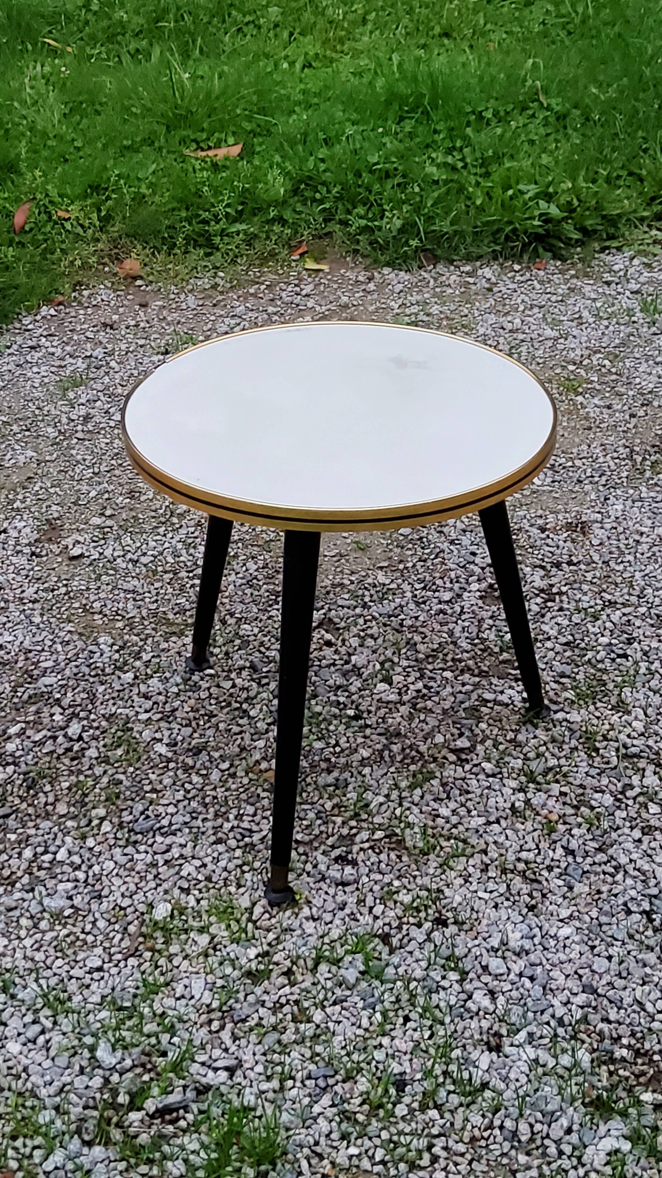 Table d’appoint vintage des années 60 piètement tripode bois noirci plateau formica blanc