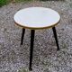 Table d’appoint vintage des années 60 piètement tripode bois noirci plateau formica blanc