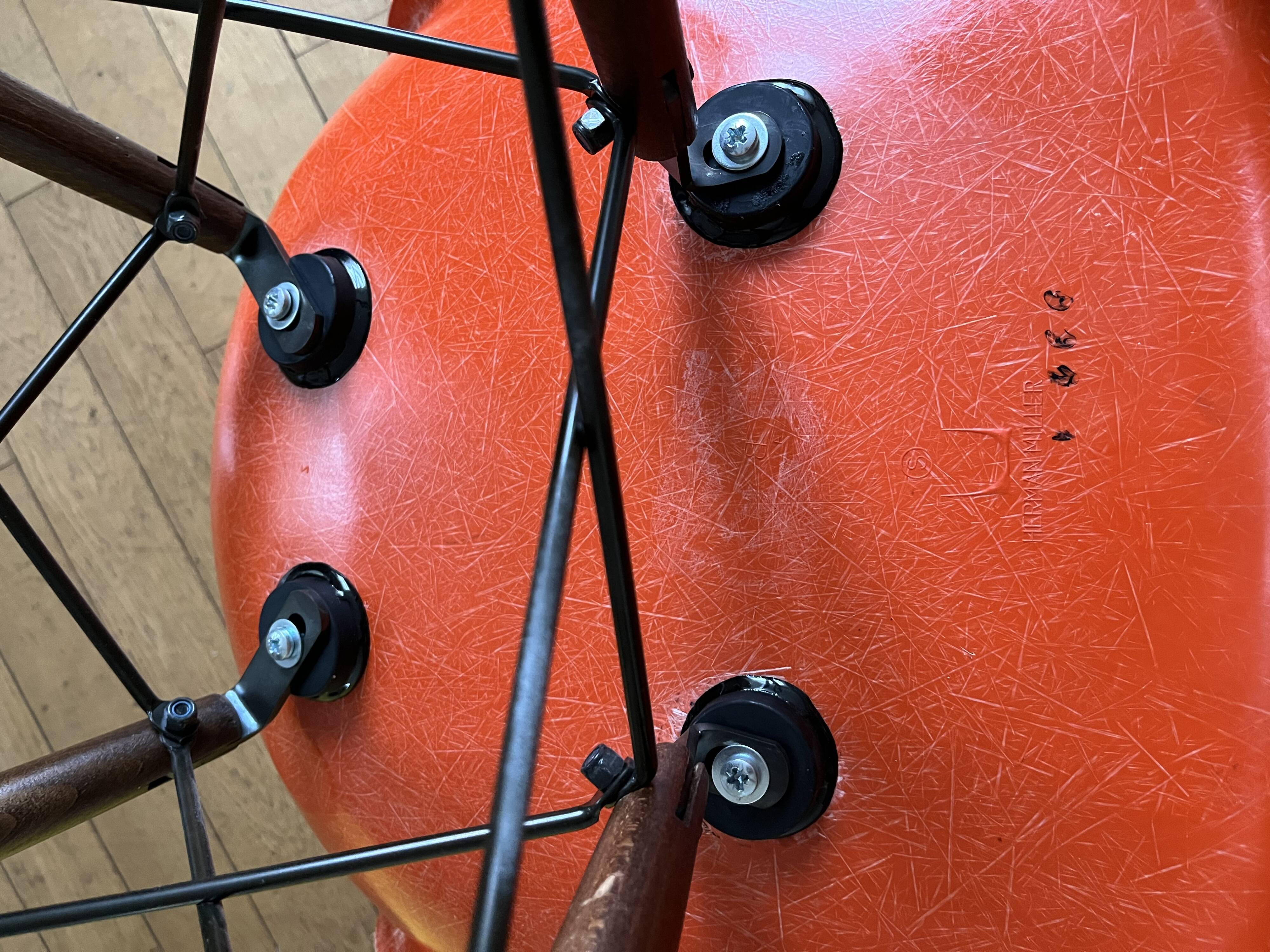 4 Chaises Charles & Ray Eames Herman Miller DSW orange