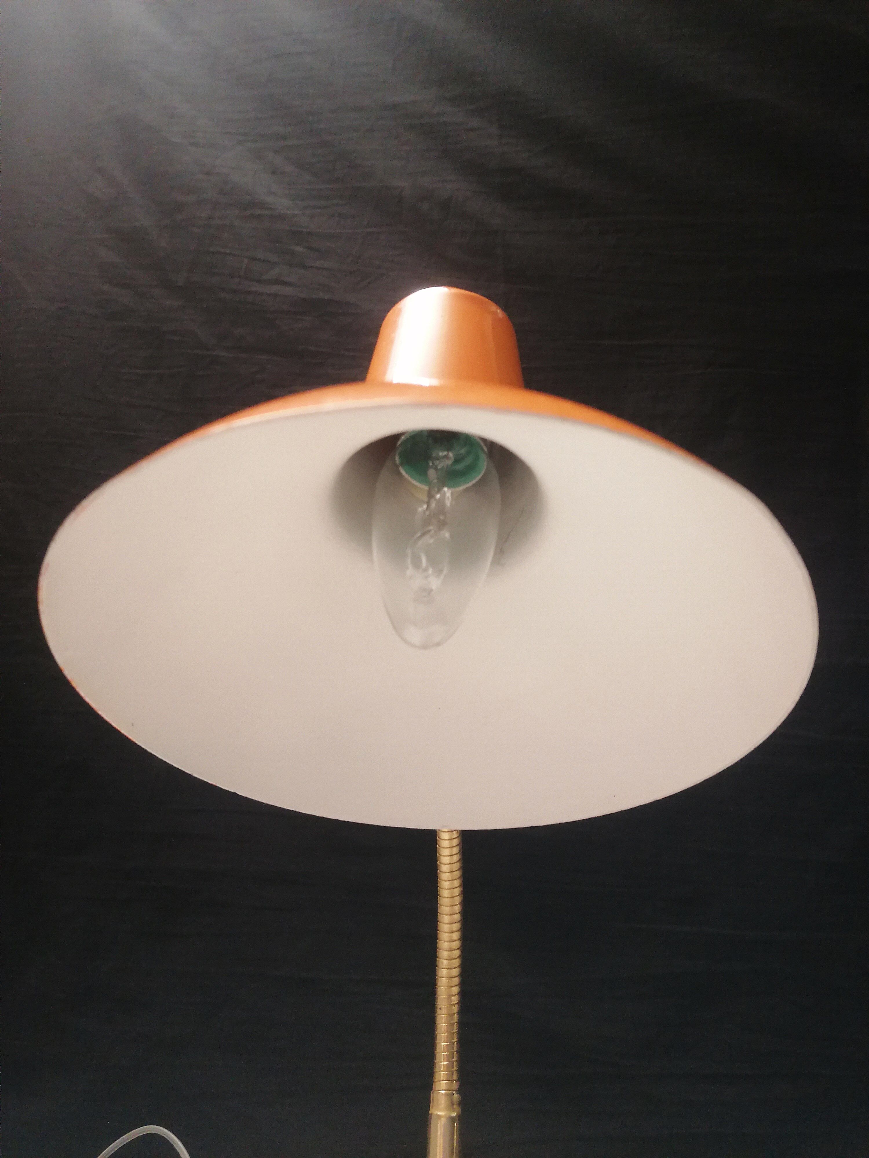 Lampe de bureau vintage - métal laqué orange - 1970