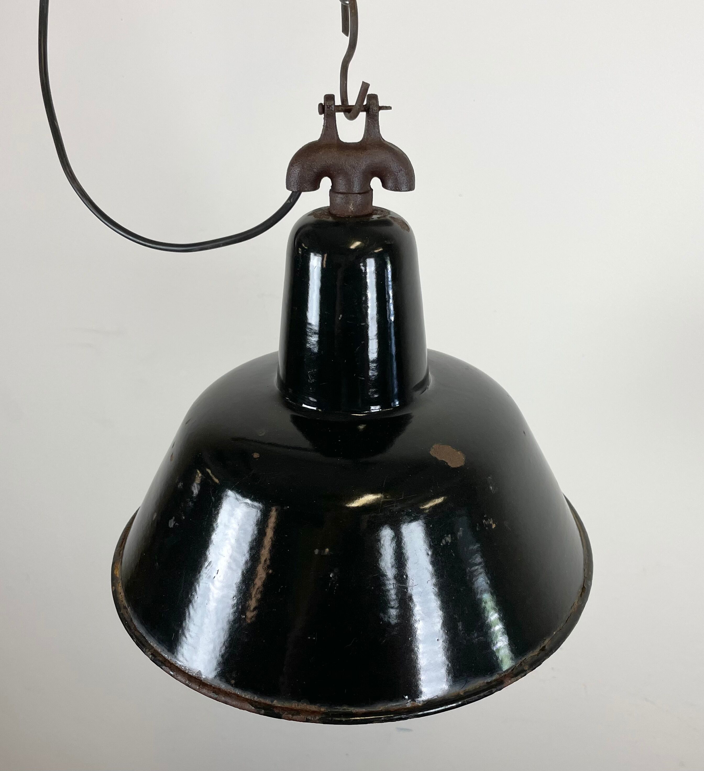 Industrial black enamel factory lamp with cast iron top, 1950s