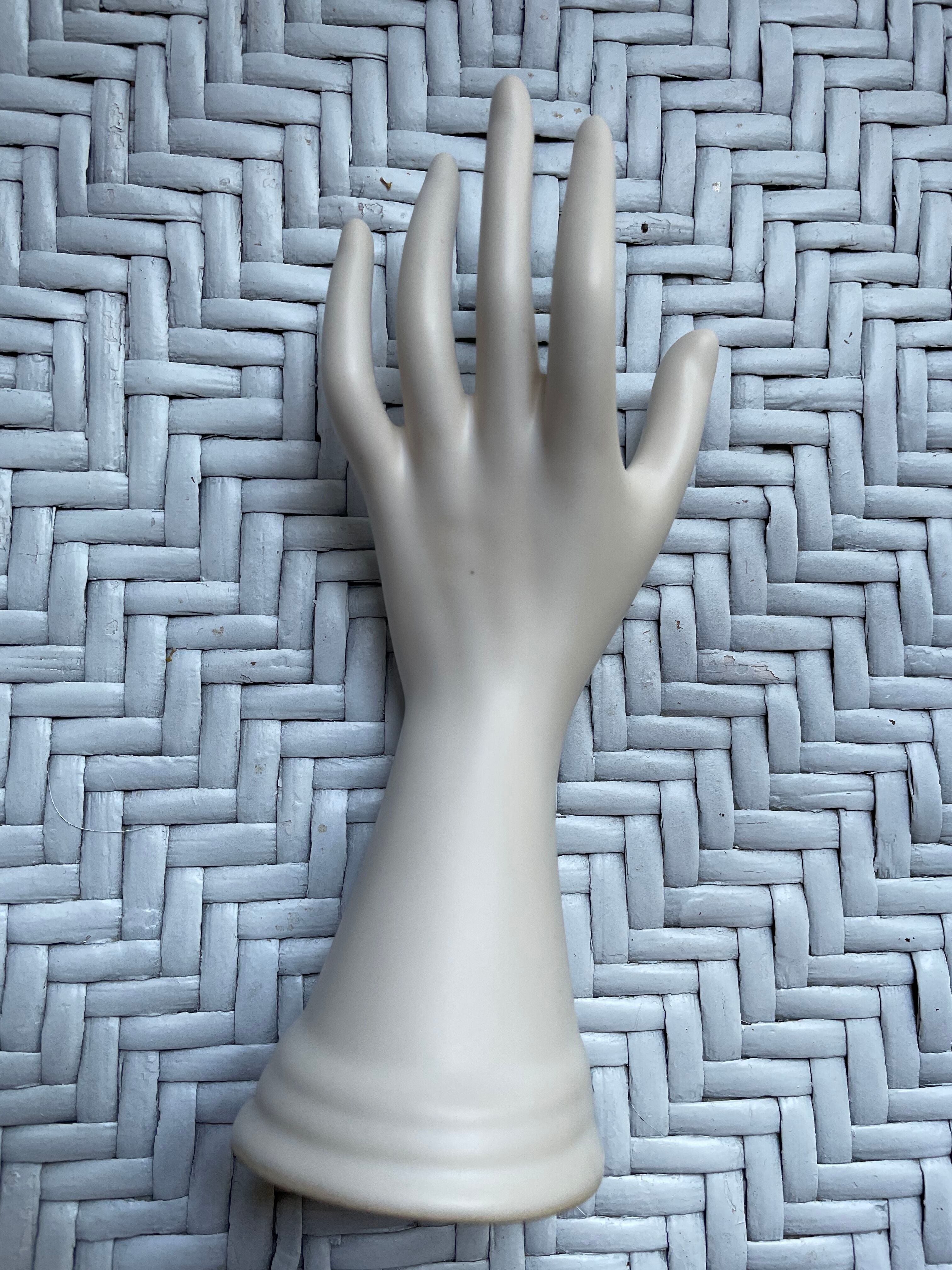 Hand white ceramic baguier H16