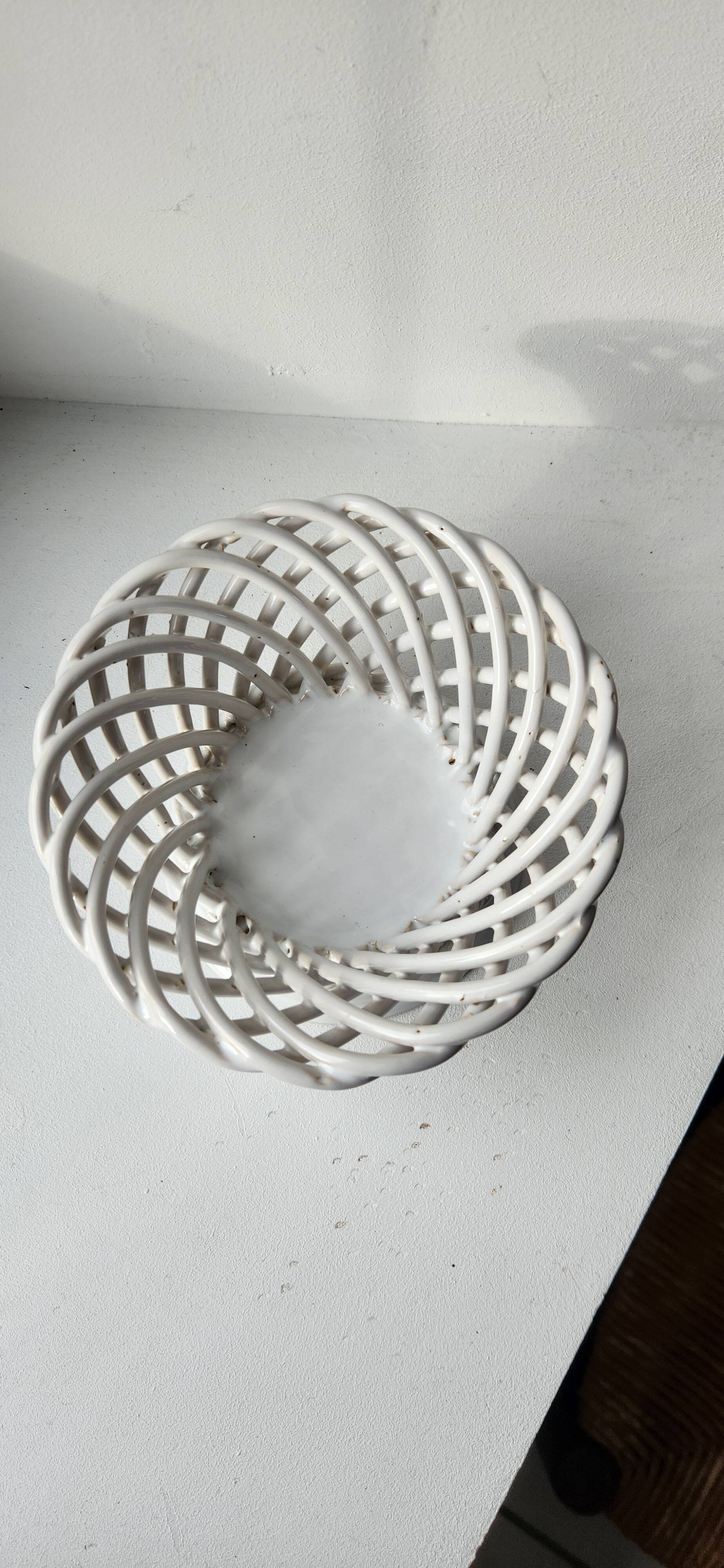Lattice ceramic basket