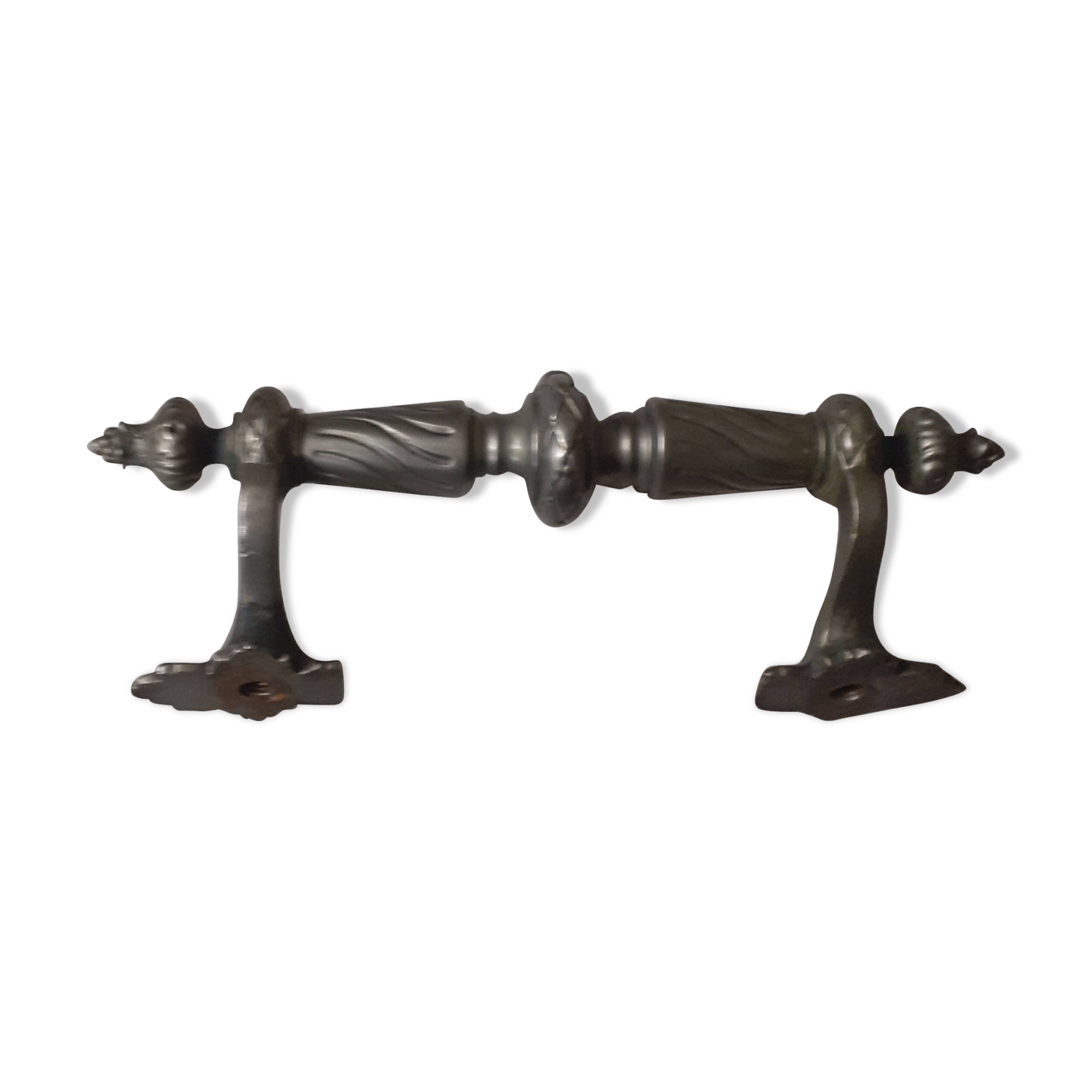 Entrance door handle in silvered bronze.