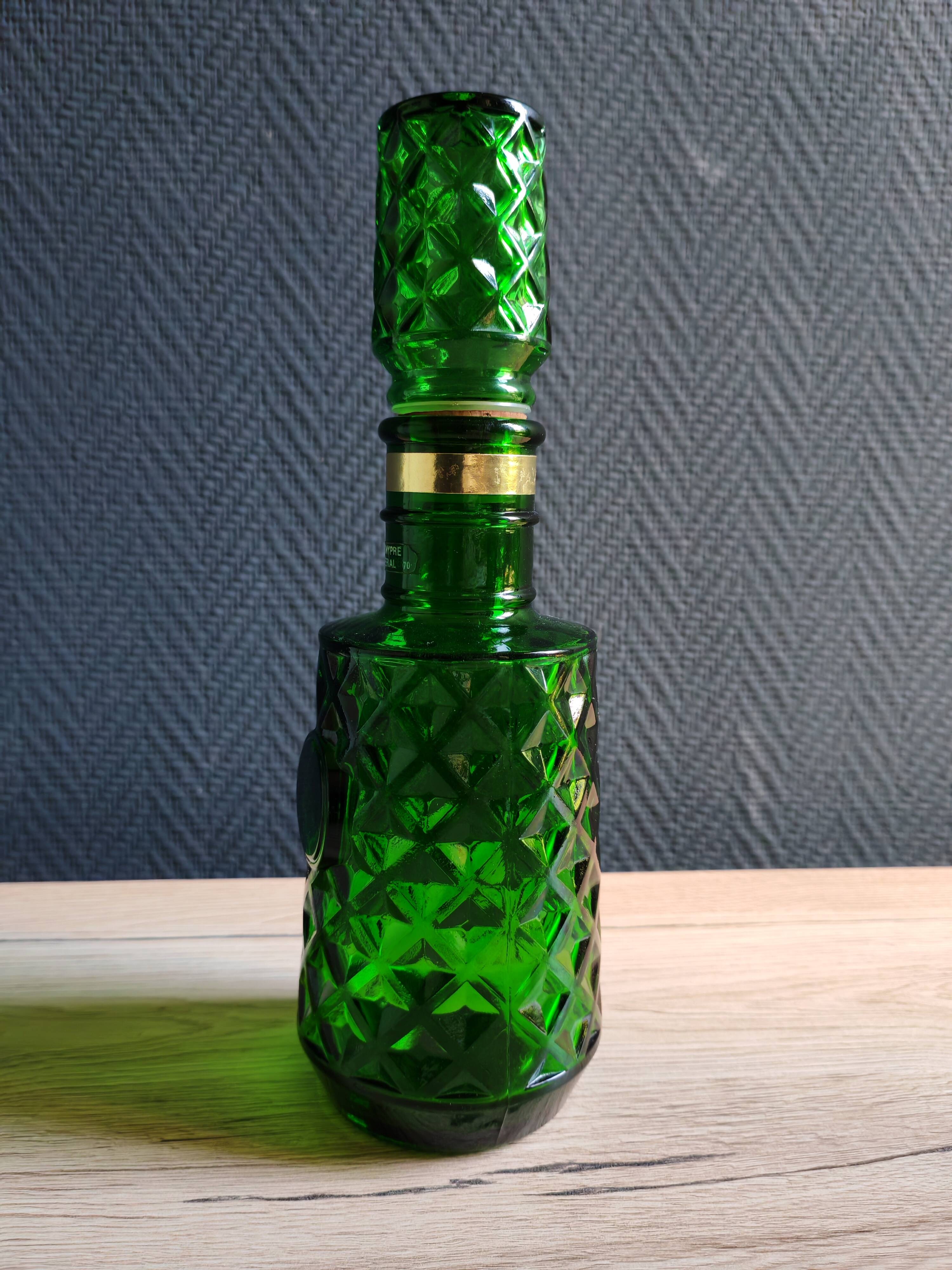 Carafe à whisky vintage en verre vert moulé pointe de diamant
