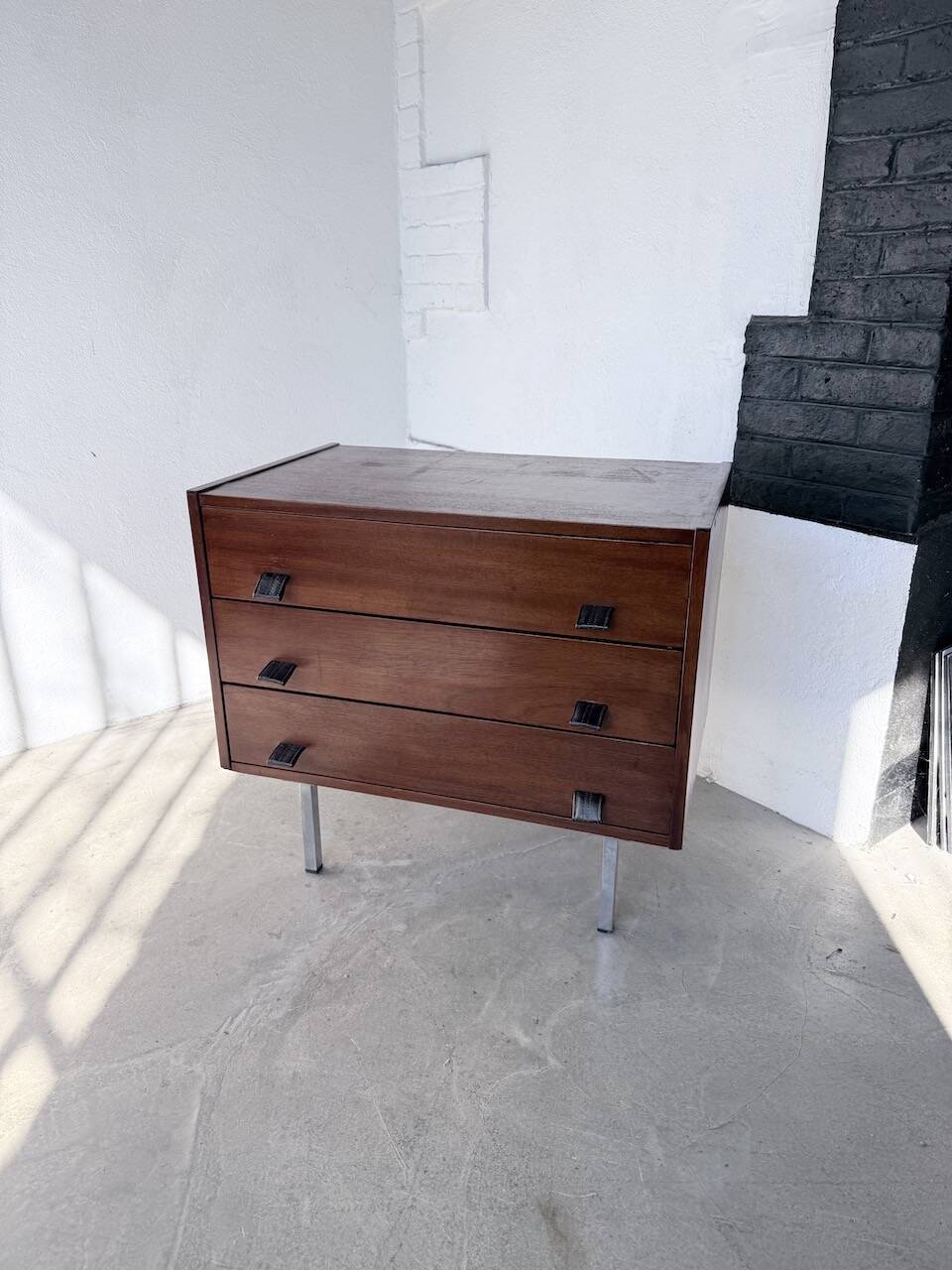 Commode teck poignées cuir 1960