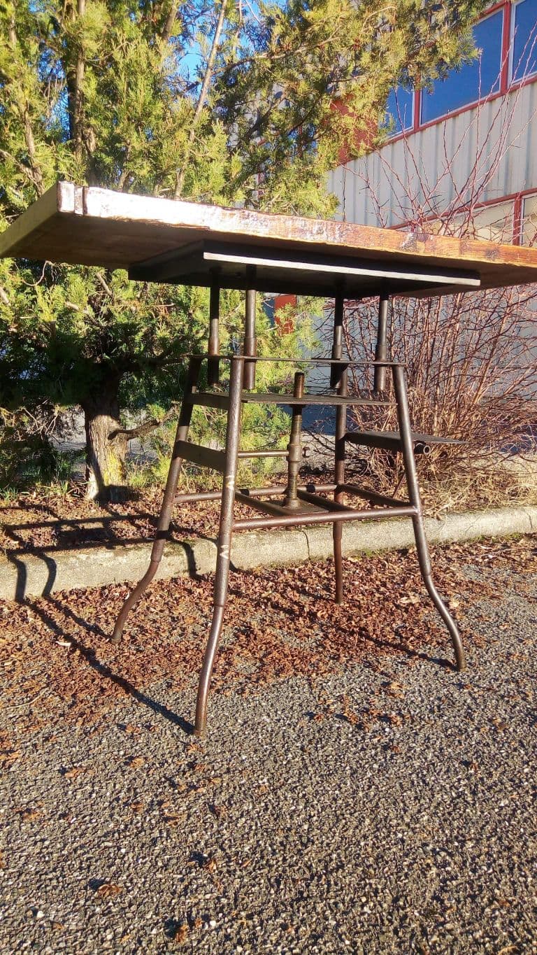 Table with sawmill foot