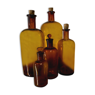 Lot de 5 flacons d'apothicaire en verre ambré