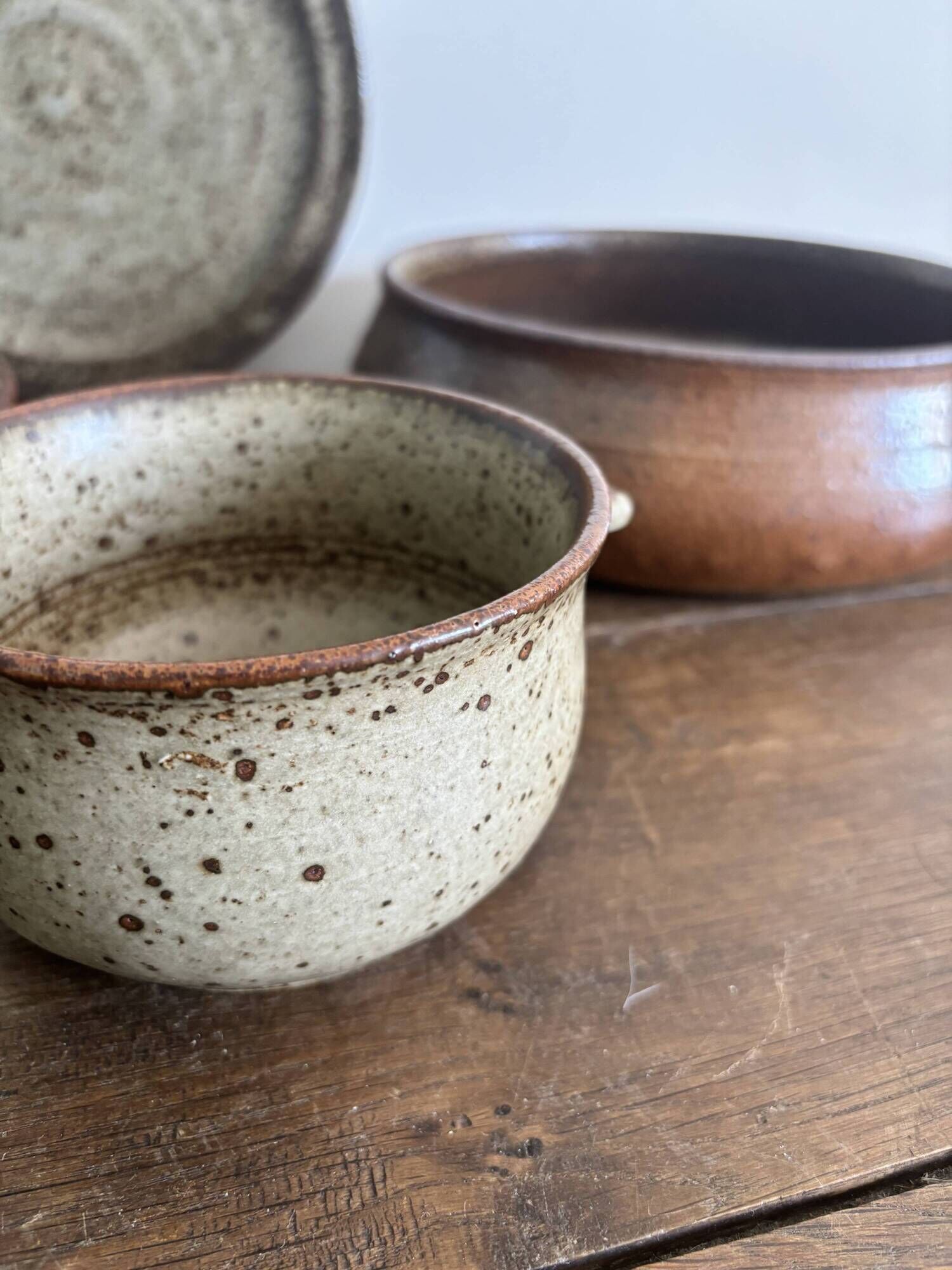 Ensemble de 9 pièces en grès LE CEP – assiettes, coupe, vase et bol