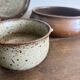 Ensemble de 9 pièces en grès LE CEP – assiettes, coupe, vase et bol
