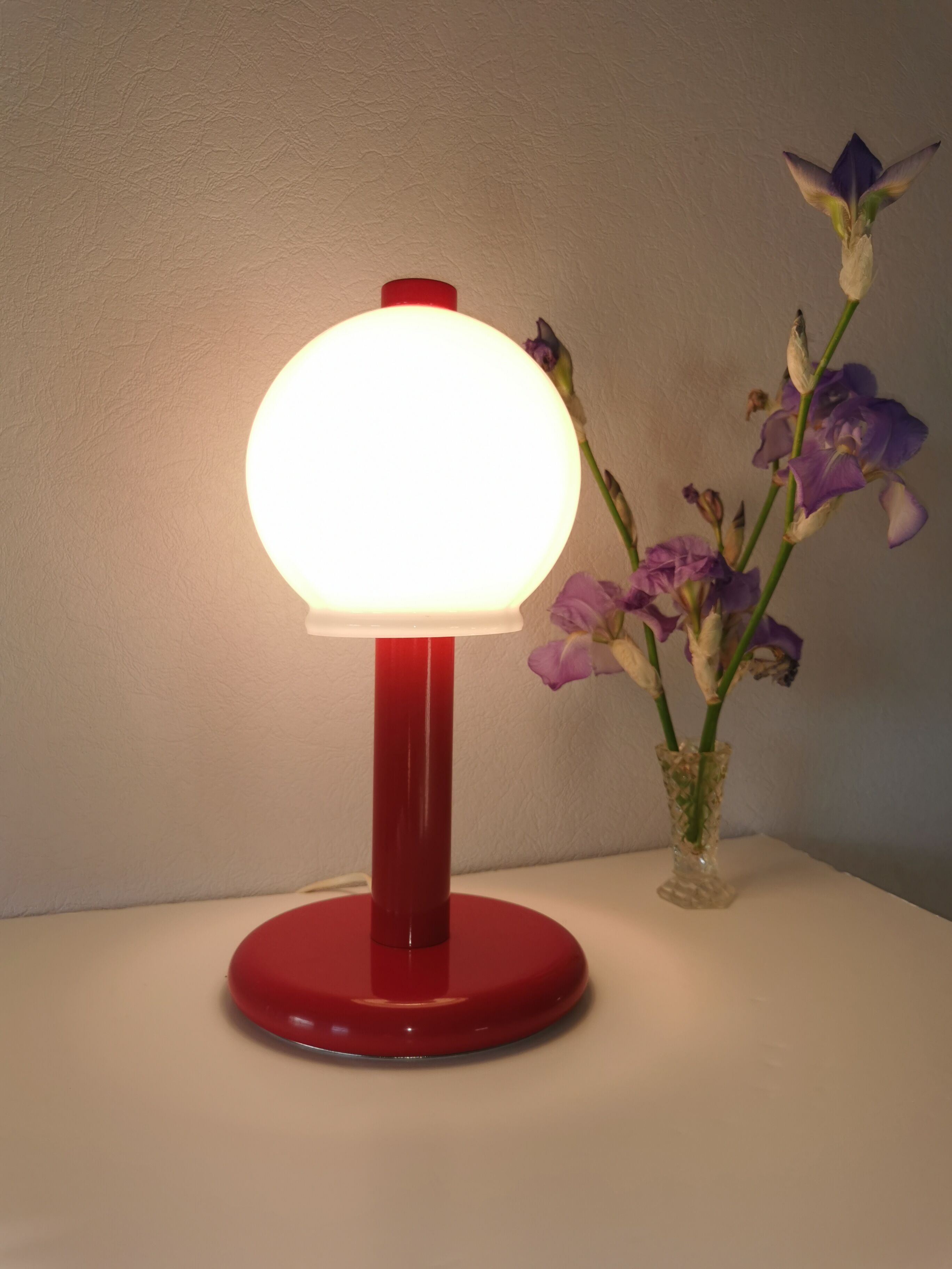 Mushroom lamp in lacquered steel and opaline, bubble gum, space age, 1970