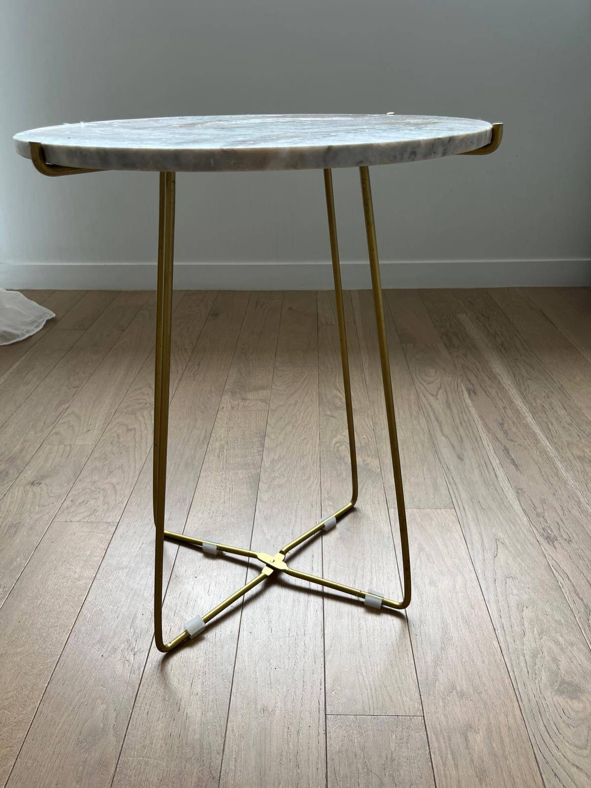 Round marble side table – Golden base – Elegant design