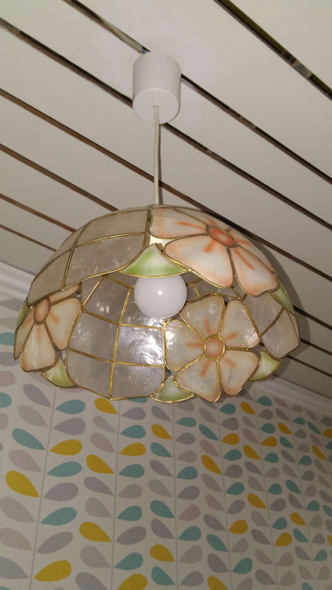 Suspension in vintage mother-of-pearl