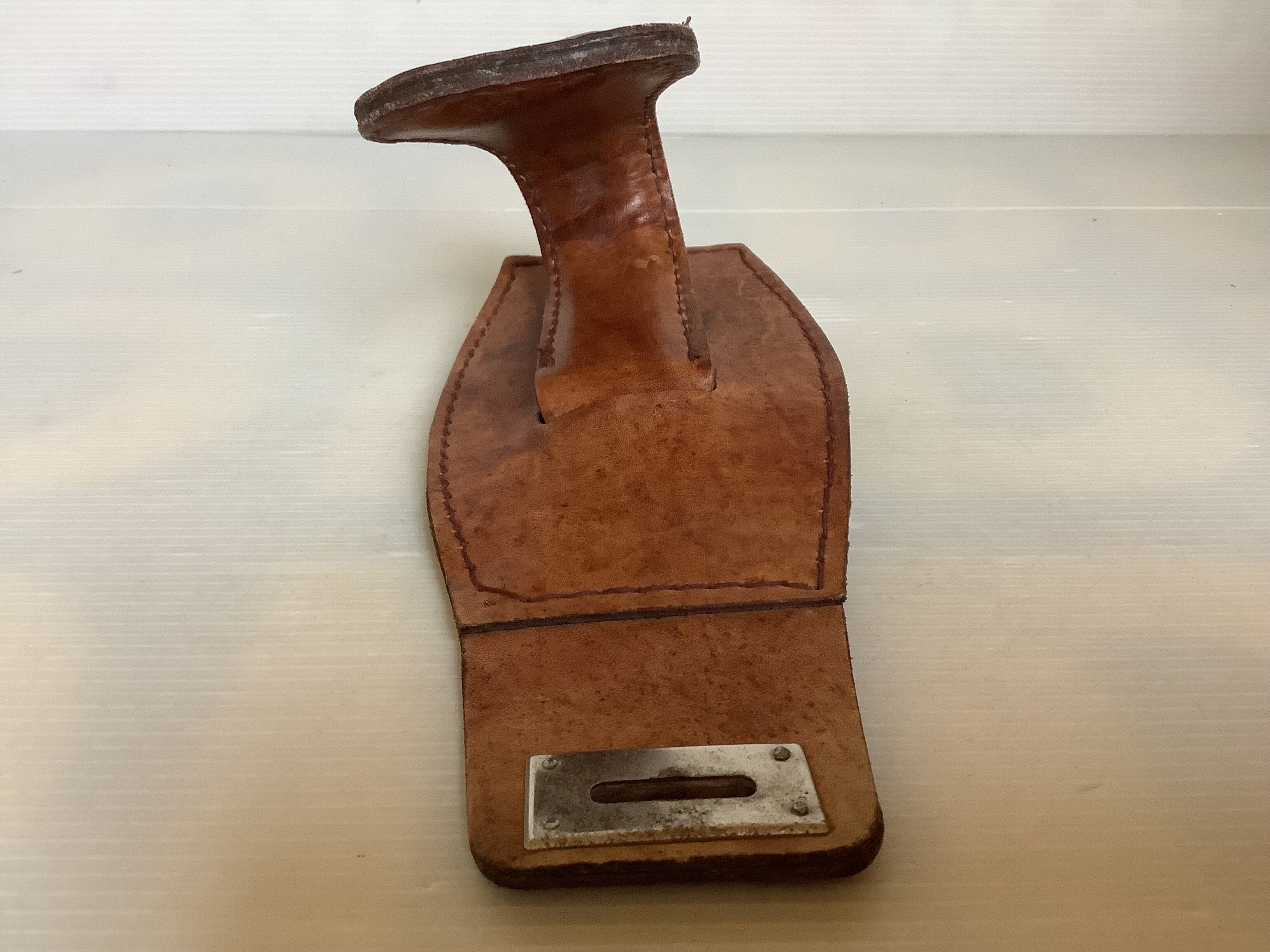 Patère en cuir style Jacques Adnet