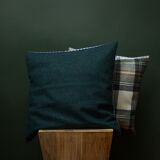 Housse de coussin upcyclée vert foncé en laine 45x45 cm
