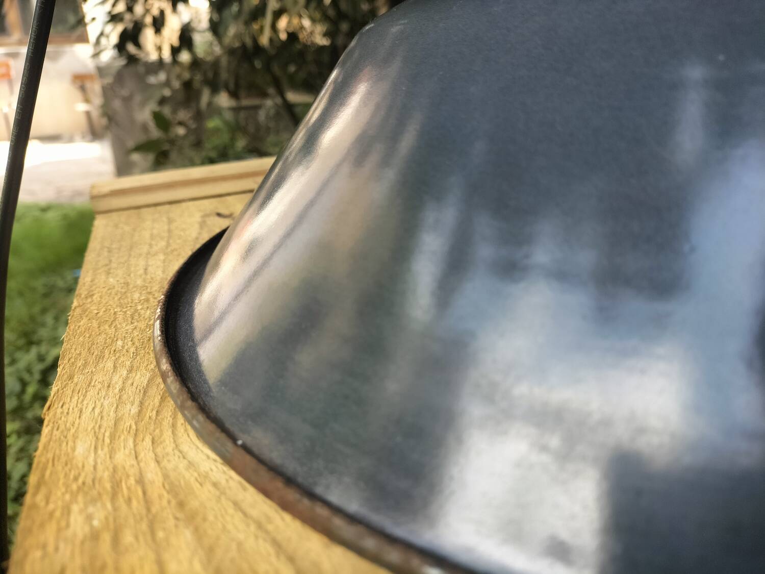 Pair of enamelled sheet metal suspensions