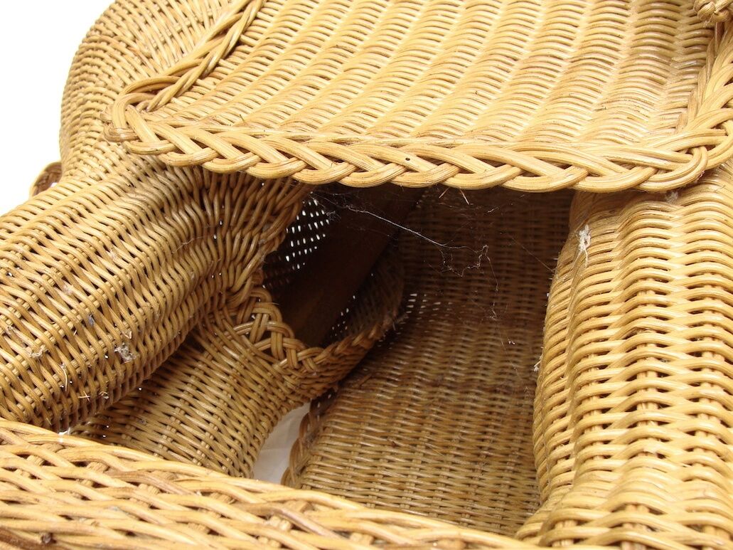 Elephant bass table in rattan.