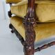 Paire de fauteuils en noyer sculpté du XIXe siècle – motifs floraux – revêtement en velours