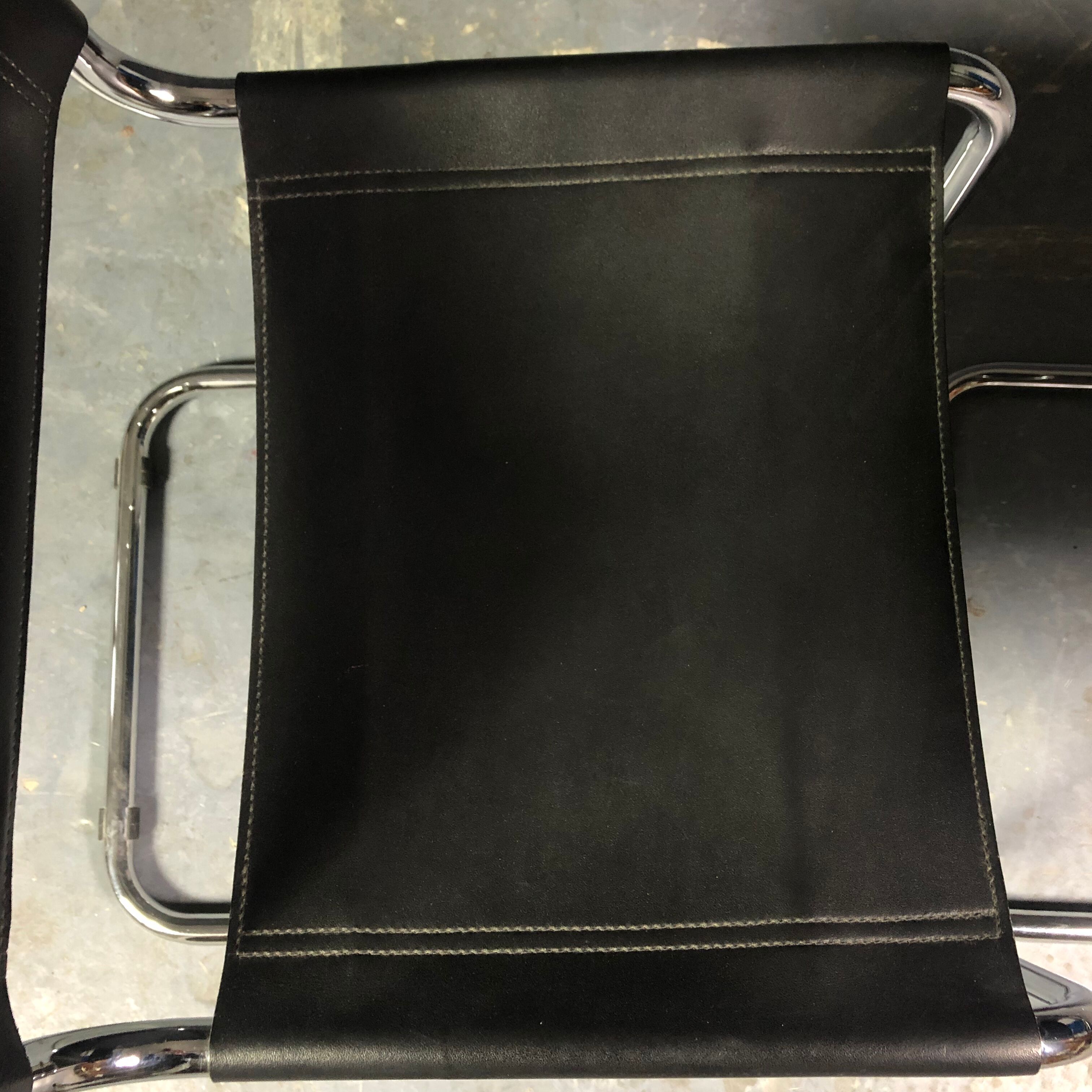 Paire de chaises S33 cuir noir et chrome