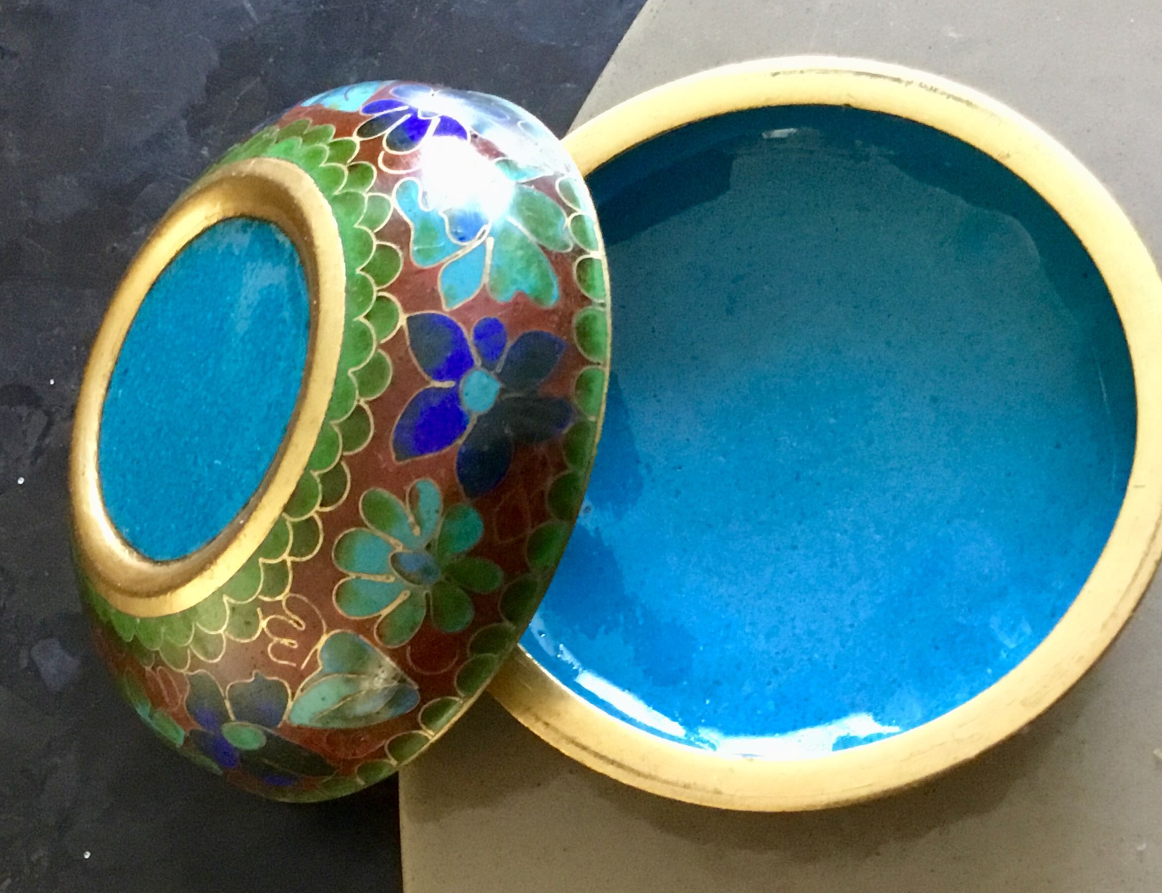 Bonbonniere vintage art deco en laiton email cloisonne  à décors floraux années 70
