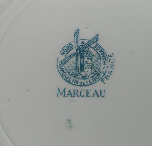 Lot de douze assiettes plates en terre de fer de la faïencerie Moulin des L