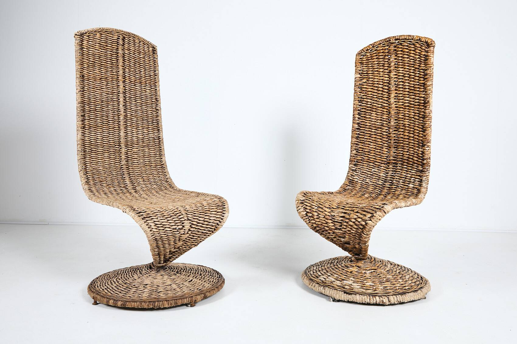 Paire de chaises sculpturales à dossier haut, années 1980, Italie