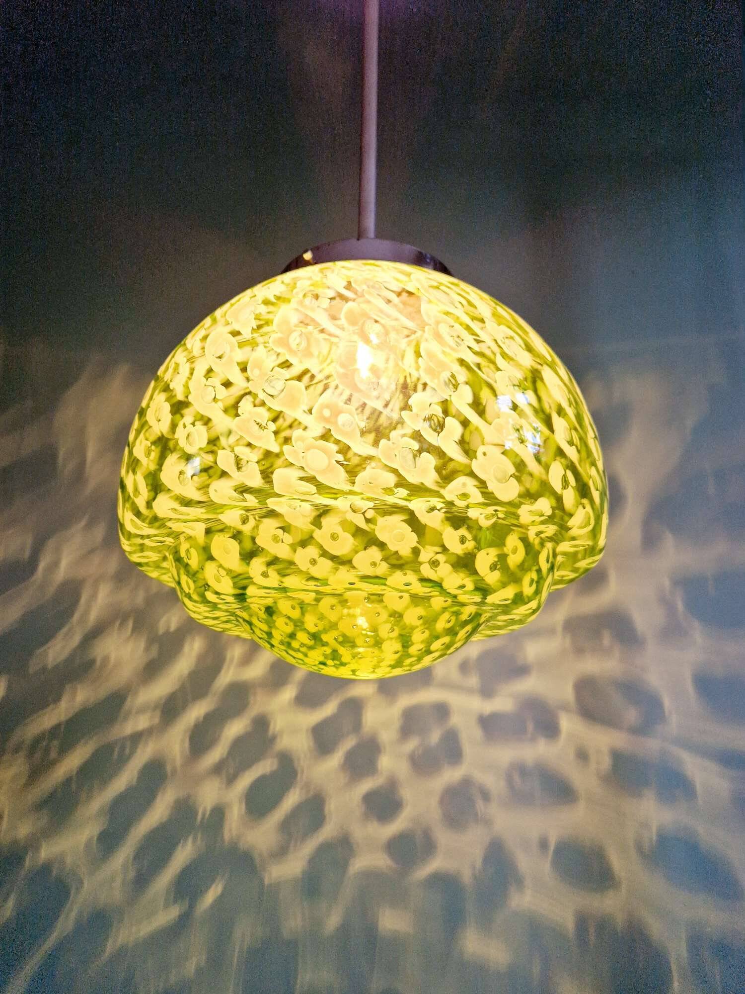 Grande suspension en vert moucheté vert et blanc, mid-century