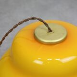 Lampe à suspension italienne du milieu du siècle en verre jaune et laiton