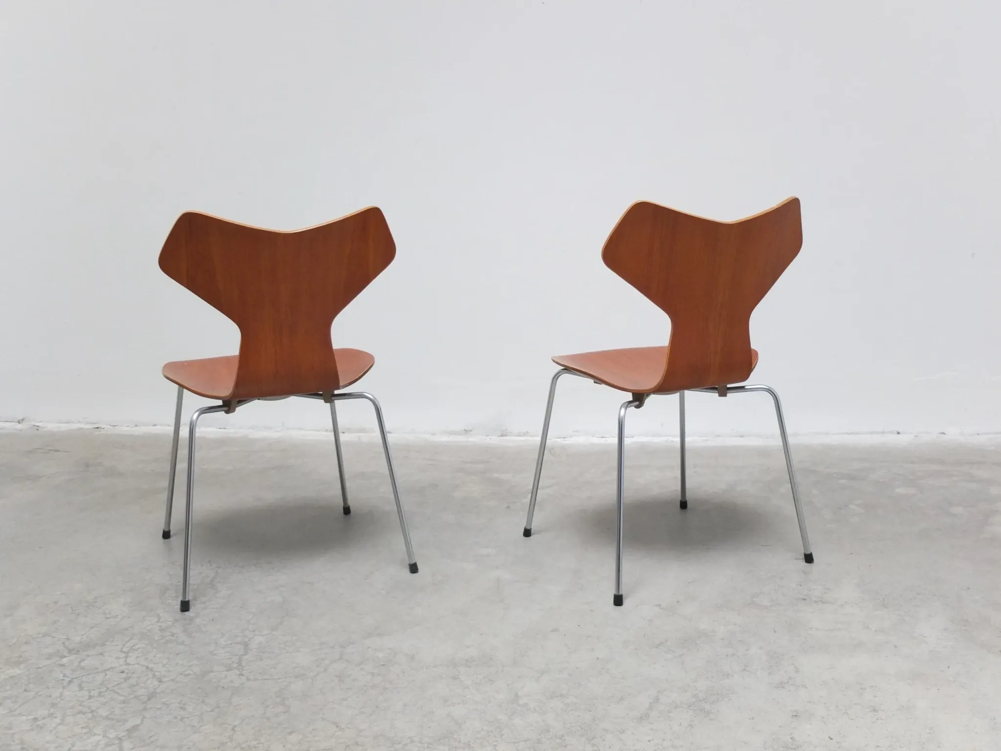 Early pair of 'Grand Prix' chairs by Arne Jacobsen for Fritz Hansen, 1957