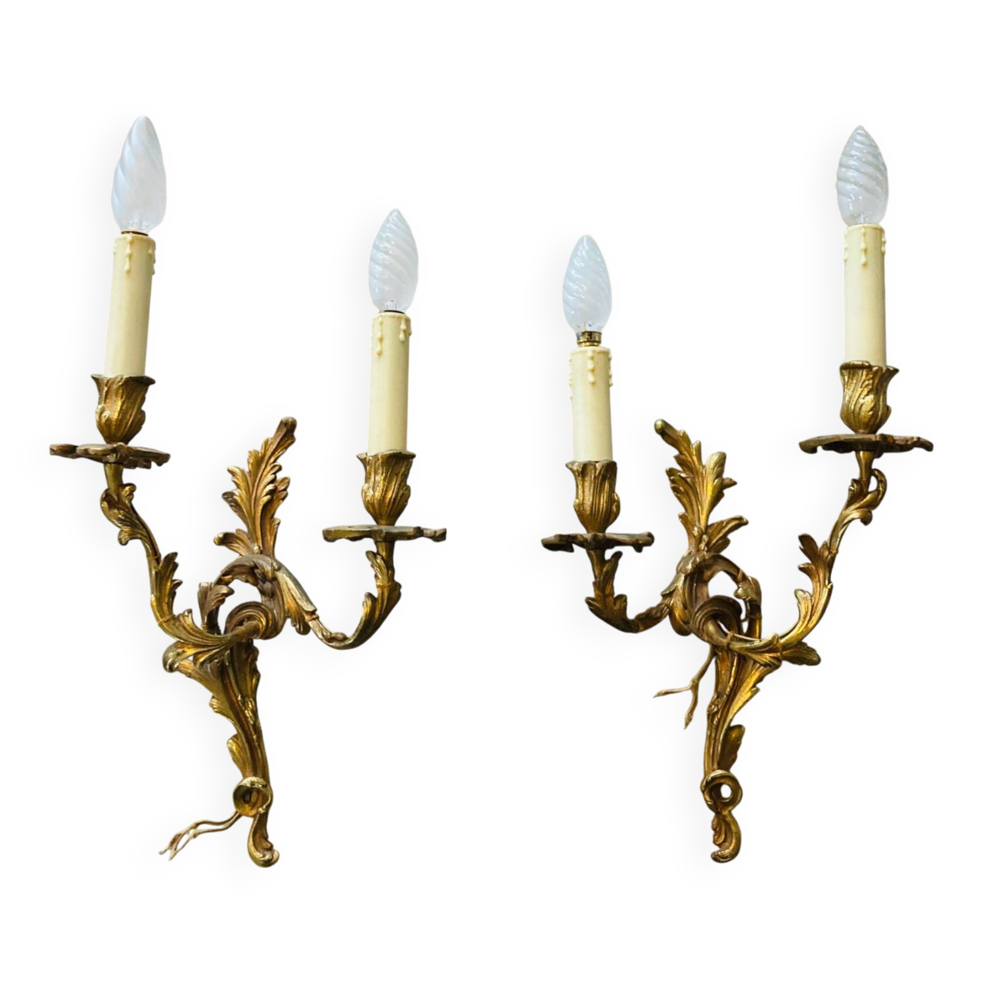 Paire d'appliques Louis XV en bronze décor de feuilles d’acanthes